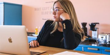 Mirarse a sí mismo durante un Zoom puede empeorar tu estado de ánimo