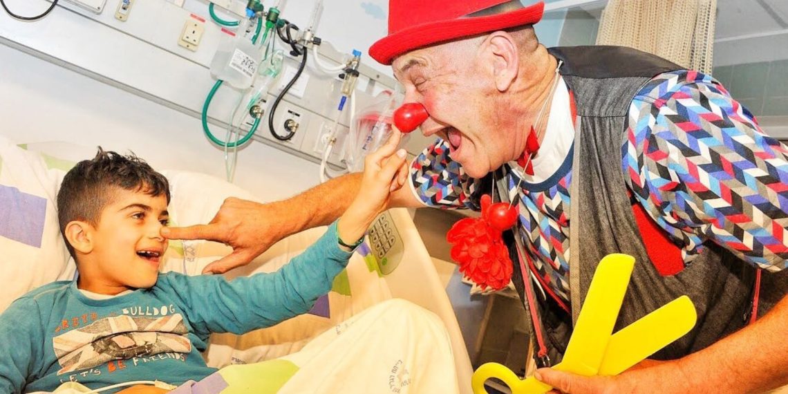 ¿Cómo ayudan los payasos médicos a los pacientes a sentirse mejor?