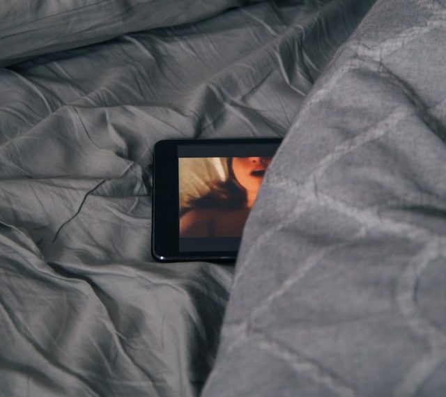 ¿Ver pornografía puede ayudar a escapar de la falta de sentido?