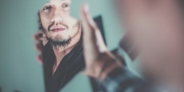 Los narcisistas se ven a sí mismos como buenos mentirosos, pero no mienten más que la persona promedio