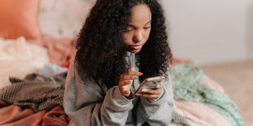 Existe un «círculo vicioso» entre sentirse menos conectado socialmente y un mayor uso de teléfonos inteligentes