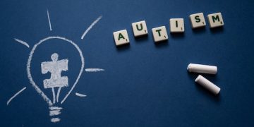 Las personas con rasgos autistas tienden a tener una mayor intolerancia a la incertidumbre, lo que lleva a un pensamiento dicotómico