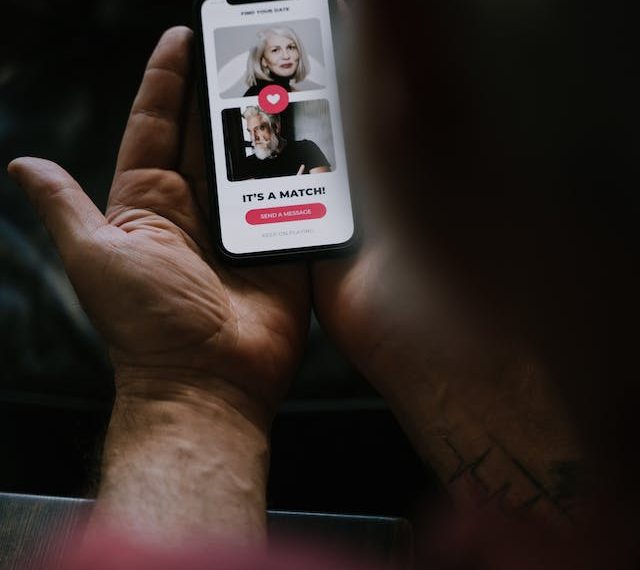 Las plataformas de citas online priorizan a los usuarios con mayor popularidad