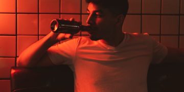 Alcohol antes de acostarse puede alterar significativamente la arquitectura del sueño