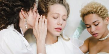 Las mujeres jóvenes utilizan chismes contra sus rivales, impulsadas por los celos y la autoestima