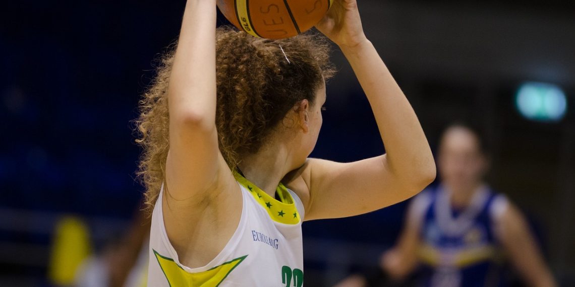 El contacto físico de los compañeros parece mejorar la precisión de los tiros libres en el baloncesto