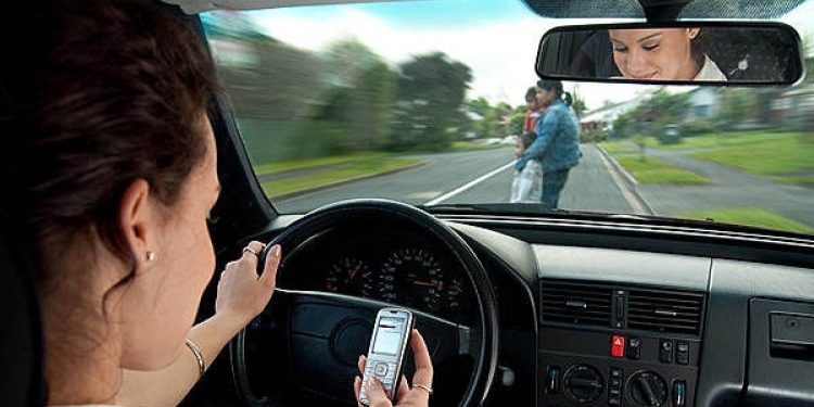 Rasgos de personalidad peligrosos vinculados al uso del celular mientras se conduce