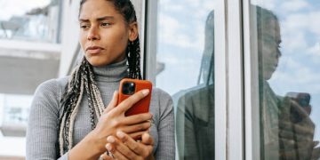 Contactar a viejos amigos es tan difícil para muchos como hablar con extraños