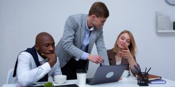 La adulación puede dañar la reputación de los líderes