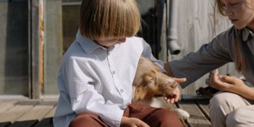 Reducir el tiempo frente a las pantallas mejora la salud mental y las conductas prosociales de los niños