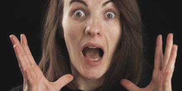 Paranoia y pensamiento teleológico vinculados a “alucinaciones sociales” en la visión