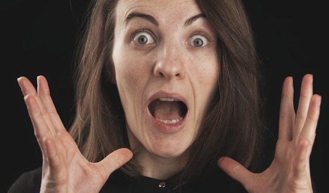 Paranoia y pensamiento teleológico vinculados a “alucinaciones sociales” en la visión