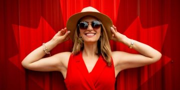 Los rostros se ven más dominantes cuando se presentan sobre un fondo rojo.