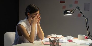 Una cultura laboral exigente podría estar socavando silenciosamente los esfuerzos por aumentar las tasas de natalidad